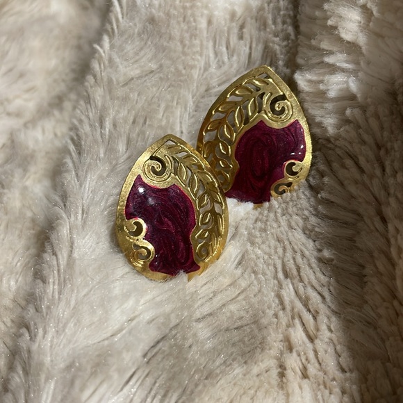 Gold tone/burgundy earrings - Picture 3 of 5